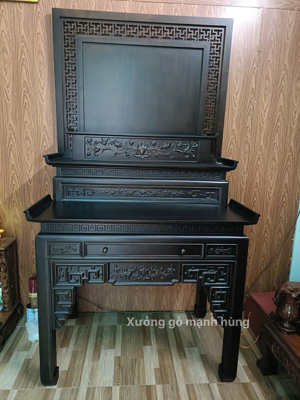 Bàn thờ 3 tầng màu óc chó có vách